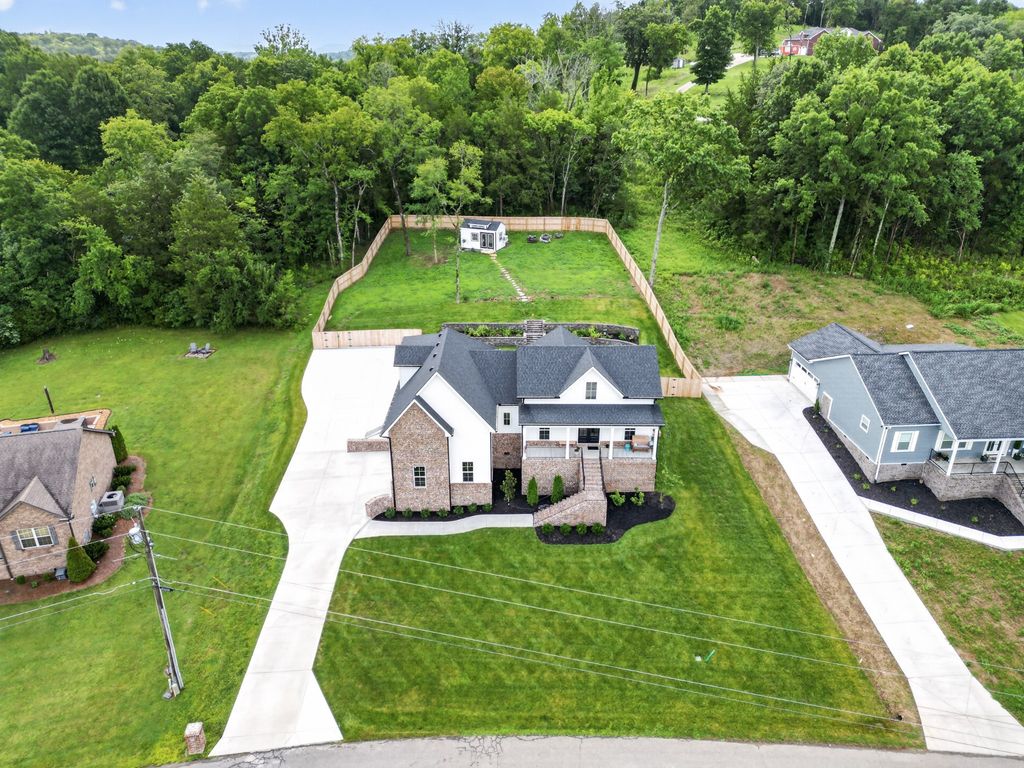 545 Bridle Path Ln, Hartsville, TN 37074