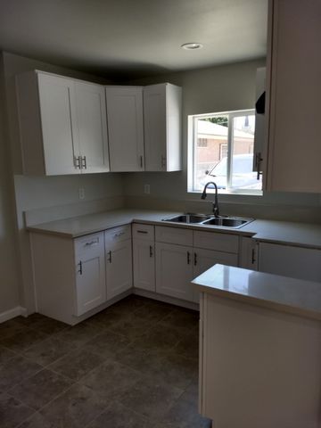 125 W 46th Street, Los Angeles, CA 90037