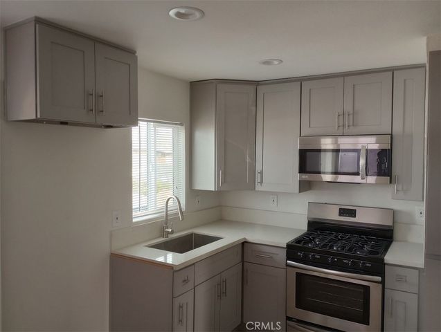 125 W 46th Street, Los Angeles, CA 90037