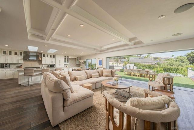 5431 Candlelight Drive, La Jolla, CA 92037