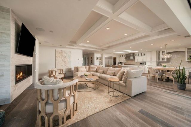 5431 Candlelight Drive, La Jolla, CA 92037