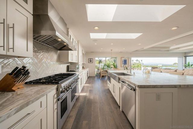 5431 Candlelight Drive, La Jolla, CA 92037