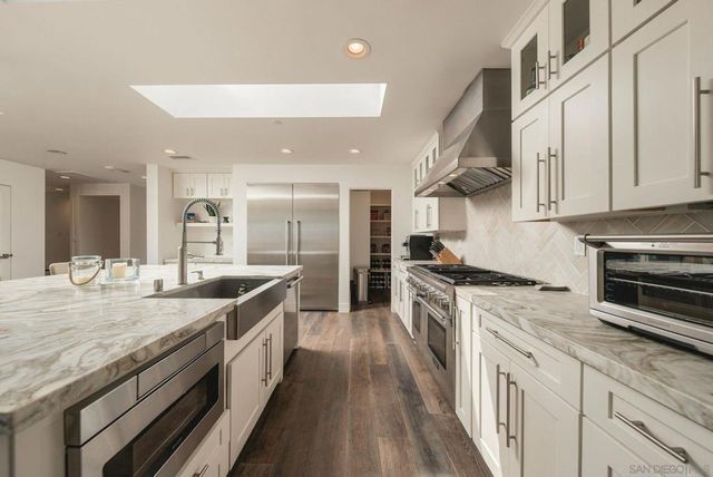 5431 Candlelight Drive, La Jolla, CA 92037
