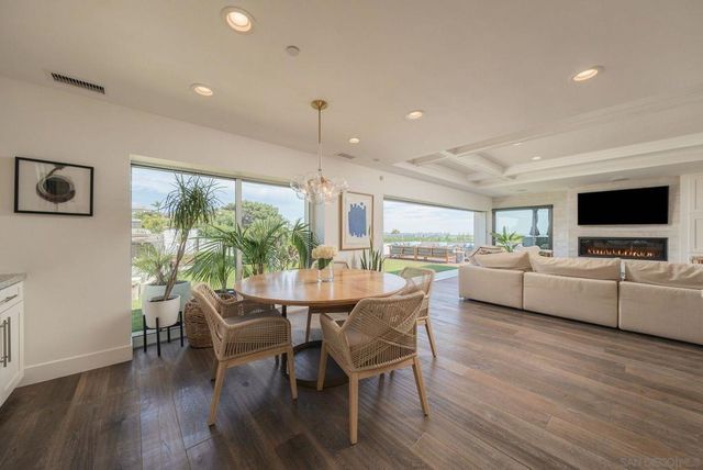 5431 Candlelight Drive, La Jolla, CA 92037