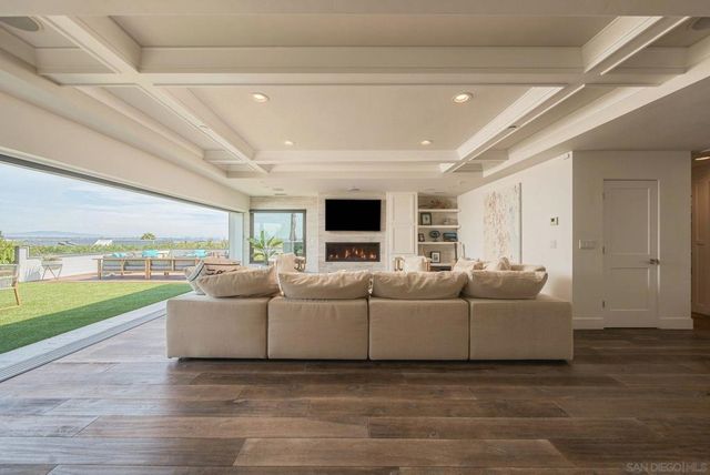 5431 Candlelight Drive, La Jolla, CA 92037