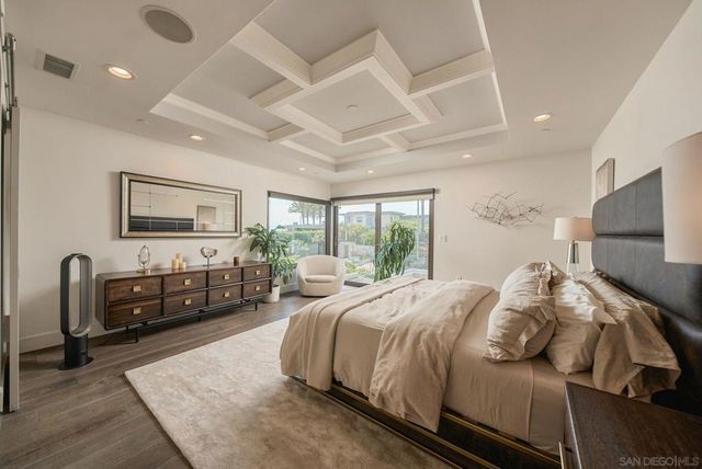 5431 Candlelight Drive, La Jolla, CA 92037