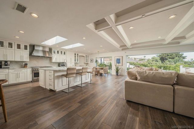 5431 Candlelight Drive, La Jolla, CA 92037