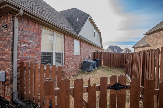 6815 W Shadow Valley Road, Rogers, AR 72758