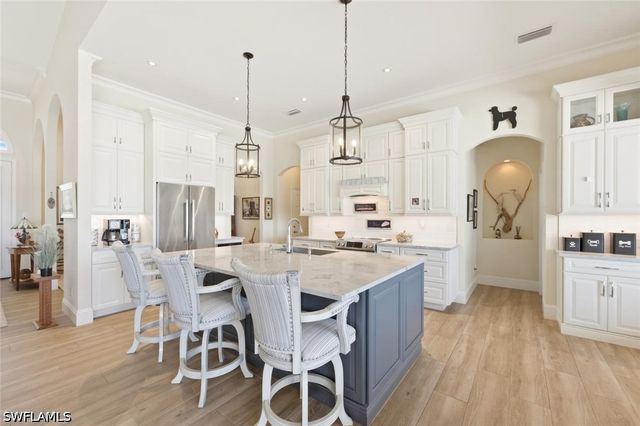 2076 Imperial CIR, Naples, FL 34110