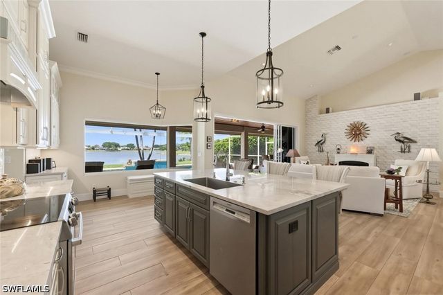 2076 Imperial CIR, Naples, FL 34110