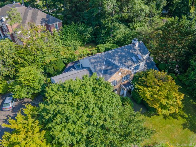 2 W Woods Road, Great Neck, NY 11020