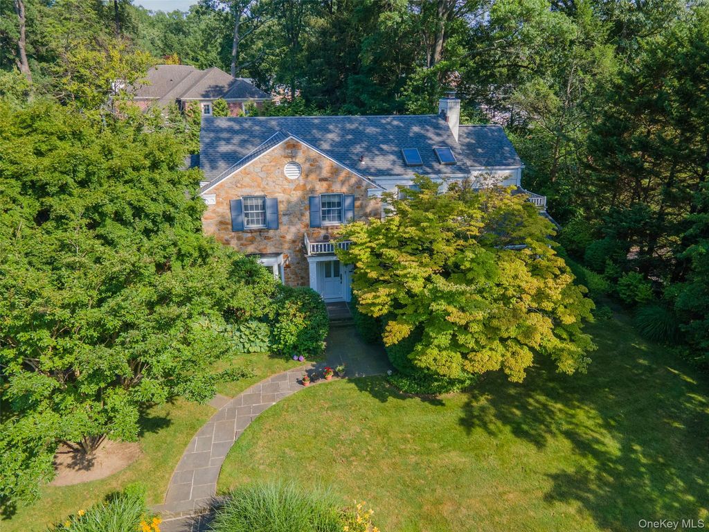 2 W Woods Road, Great Neck, NY 11020 — photo 2