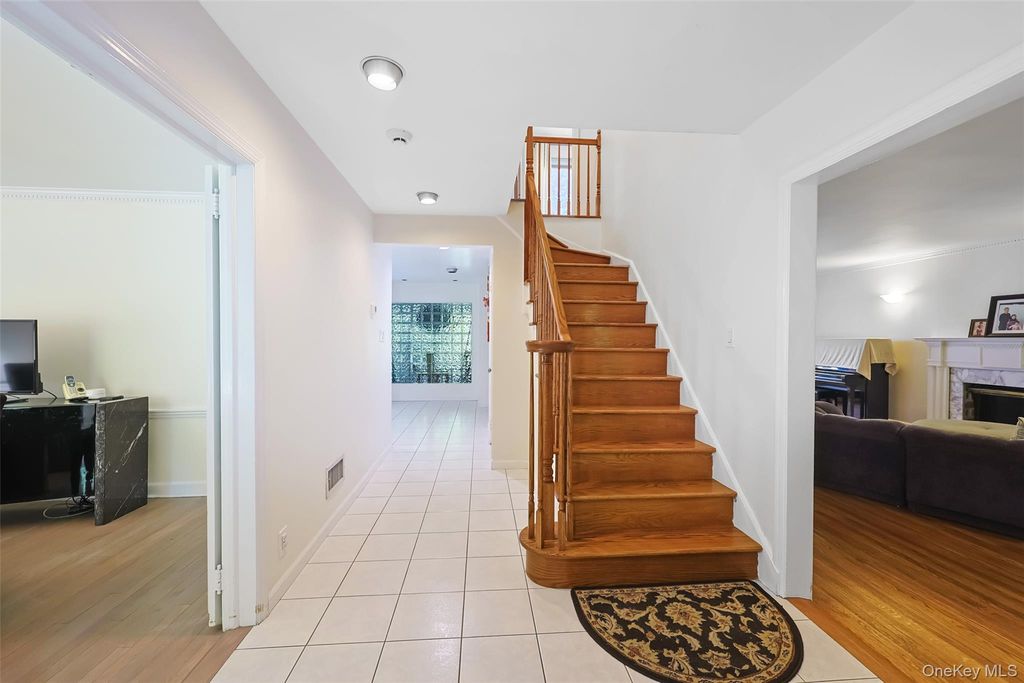 2 W Woods Road, Great Neck, NY 11020 — photo 3