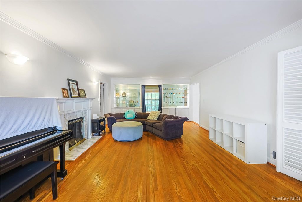 2 W Woods Road, Great Neck, NY 11020 — photo 4
