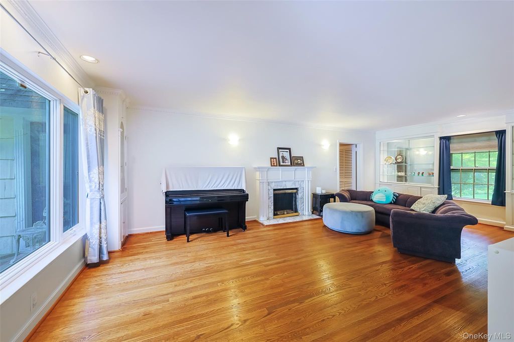 2 W Woods Road, Great Neck, NY 11020 — photo 5