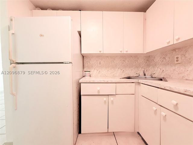 606 W 81st St 320, Hialeah, FL 33014