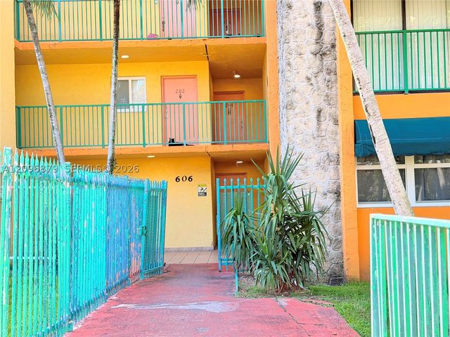 606 W 81st St 320, Hialeah, FL 33014