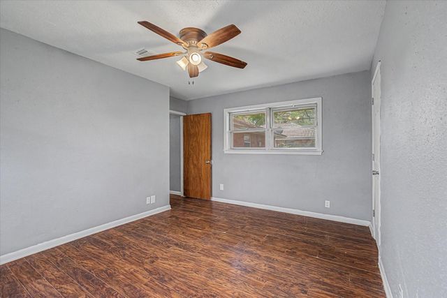 111 Carnation Street, Lake Jackson, TX 77566