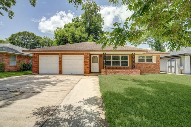 111 Carnation Street, Lake Jackson, TX 77566