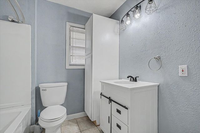 111 Carnation Street, Lake Jackson, TX 77566