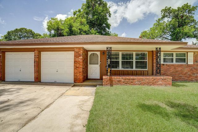111 Carnation Street, Lake Jackson, TX 77566