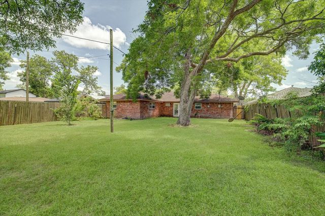 111 Carnation Street, Lake Jackson, TX 77566