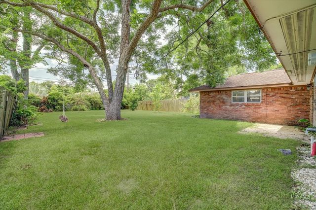 111 Carnation Street, Lake Jackson, TX 77566