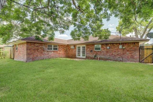 111 Carnation Street, Lake Jackson, TX 77566