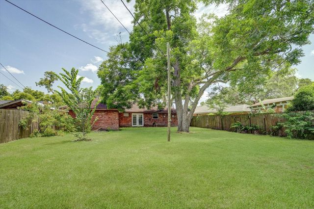 111 Carnation Street, Lake Jackson, TX 77566