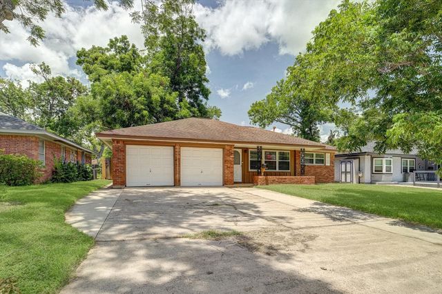 111 Carnation Street, Lake Jackson, TX 77566