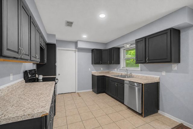 111 Carnation Street, Lake Jackson, TX 77566