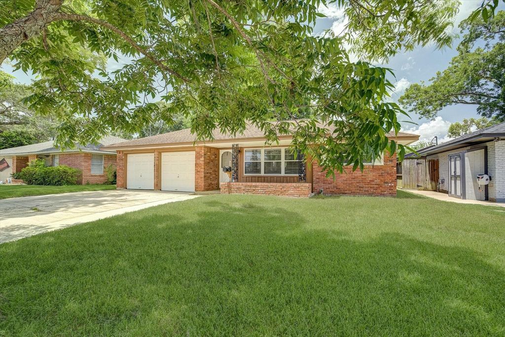 111 Carnation Street, Lake Jackson, TX 77566