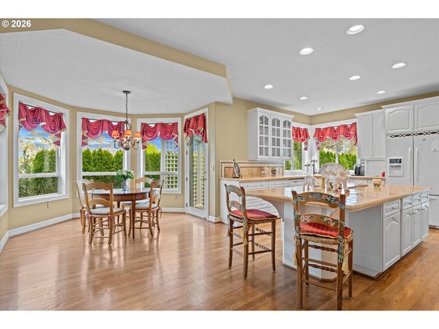 2328 OAKHURST Ln, Lake Oswego, OR 97034