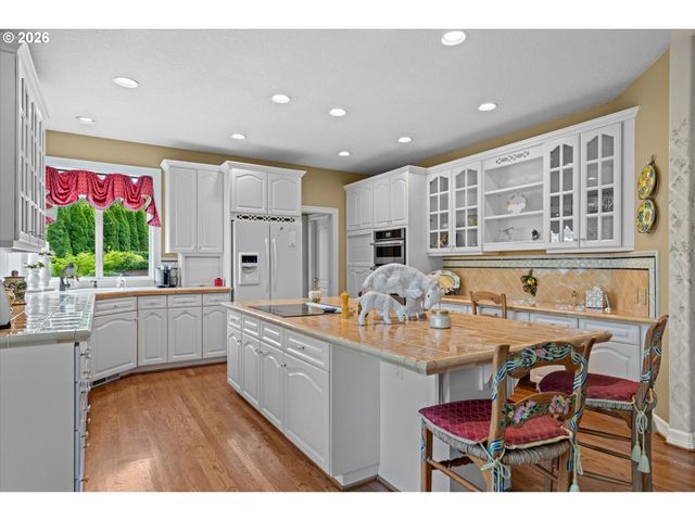 2328 OAKHURST Ln, Lake Oswego, OR 97034