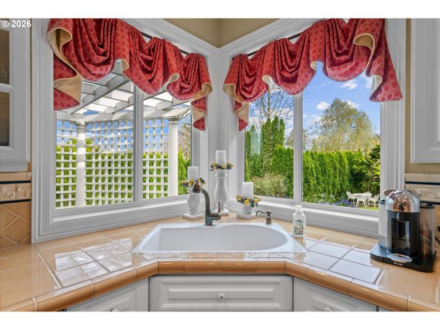 2328 OAKHURST Ln, Lake Oswego, OR 97034