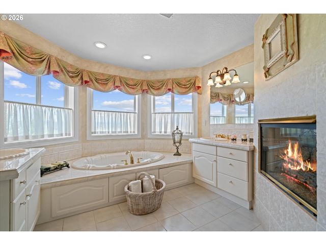 2328 OAKHURST Ln, Lake Oswego, OR 97034