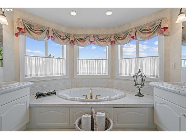 2328 OAKHURST Ln, Lake Oswego, OR 97034