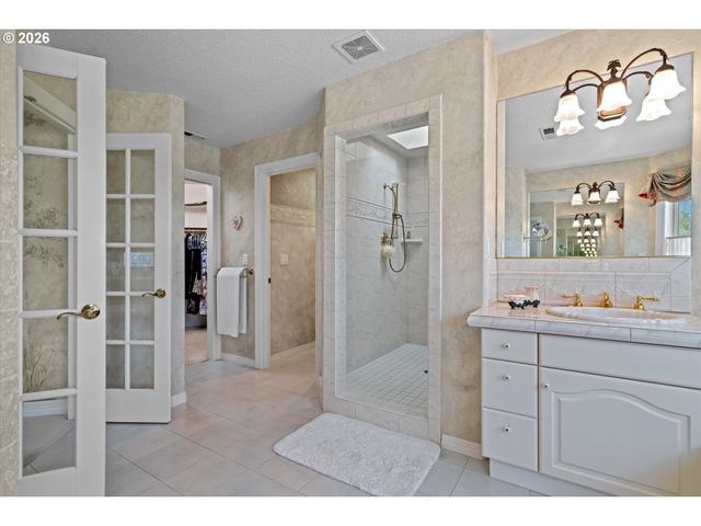 2328 OAKHURST Ln, Lake Oswego, OR 97034