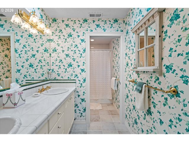 2328 OAKHURST Ln, Lake Oswego, OR 97034