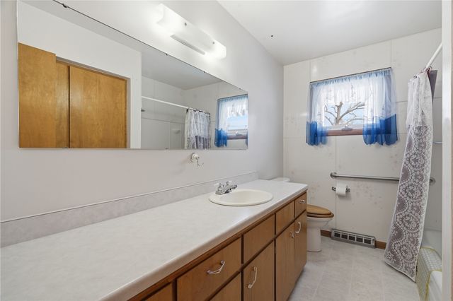 1204 Bowler St, Hiawatha, IA 52233