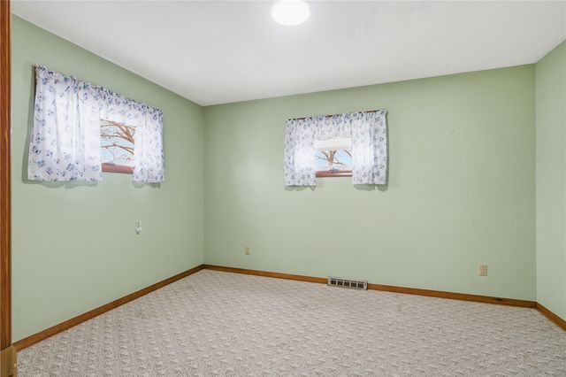 1204 Bowler St, Hiawatha, IA 52233