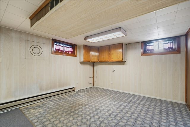 1204 Bowler St, Hiawatha, IA 52233