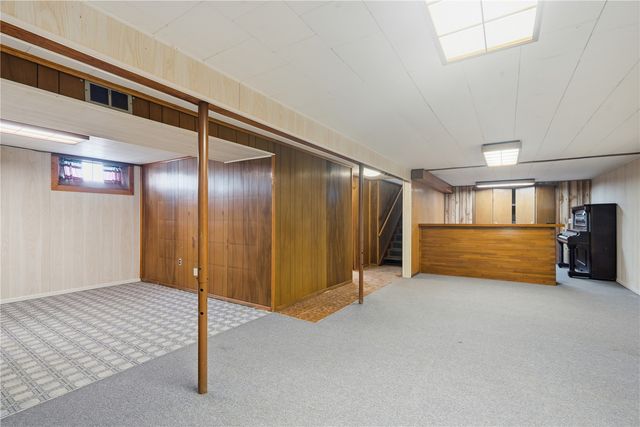 1204 Bowler St, Hiawatha, IA 52233