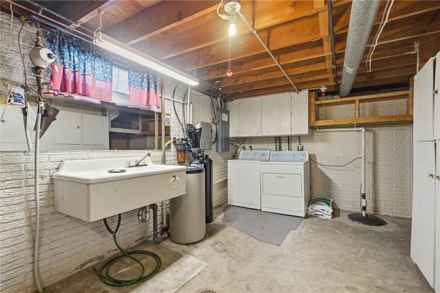 1204 Bowler St, Hiawatha, IA 52233