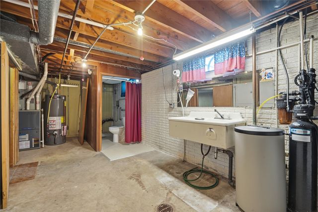 1204 Bowler St, Hiawatha, IA 52233