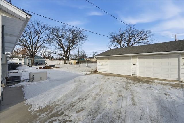 1204 Bowler St, Hiawatha, IA 52233