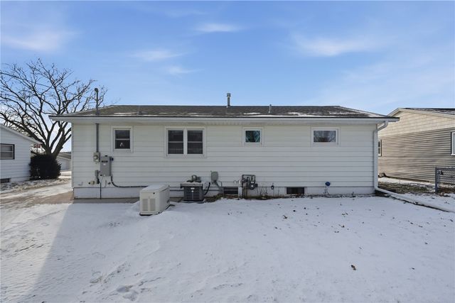 1204 Bowler St, Hiawatha, IA 52233