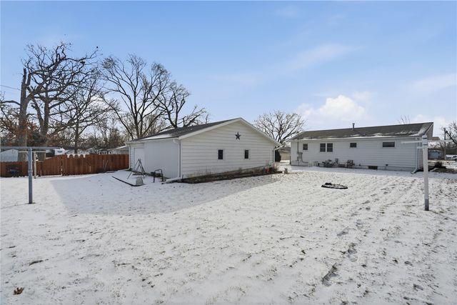 1204 Bowler St, Hiawatha, IA 52233