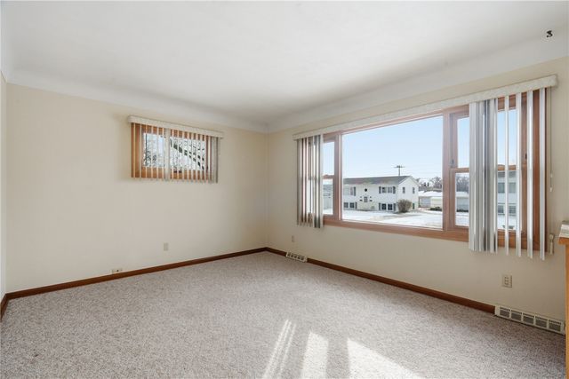 1204 Bowler St, Hiawatha, IA 52233