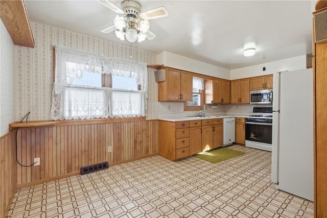 1204 Bowler St, Hiawatha, IA 52233